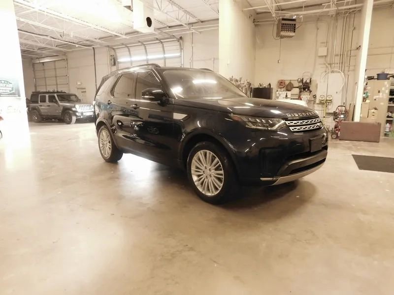 Used 2017 Land Rover Discovery HSE AWD/4WD image 3