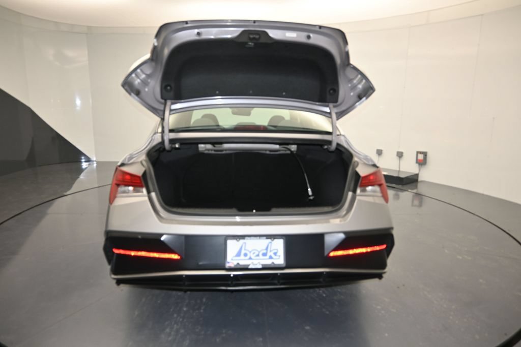 Used 2025 Hyundai Elantra SEL FWD image 25