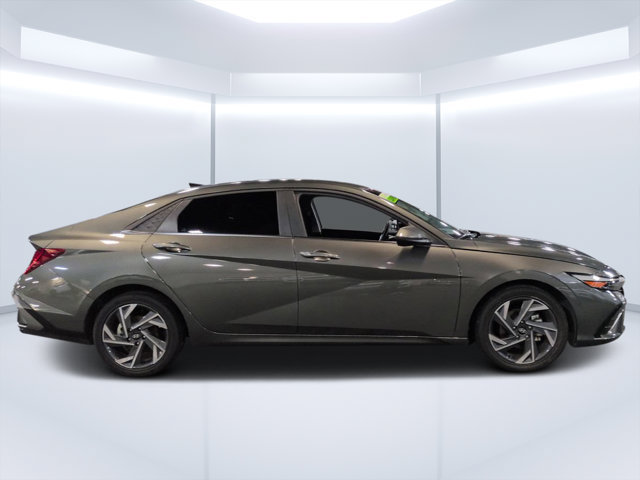 Used 2025 Hyundai Elantra SEL FWD image 2
