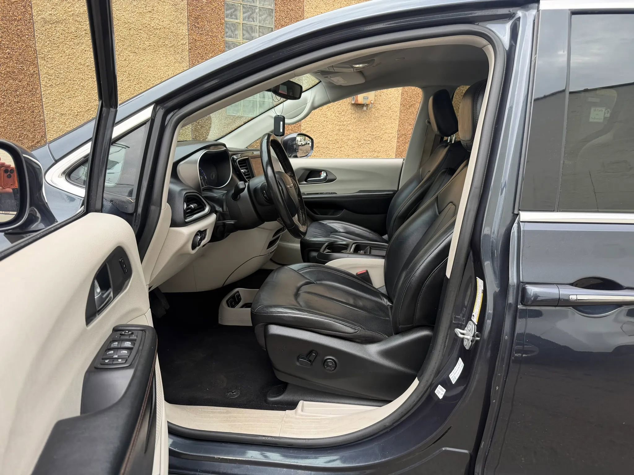 Used 2020 Chrysler Pacifica Touring-L FWD image 24