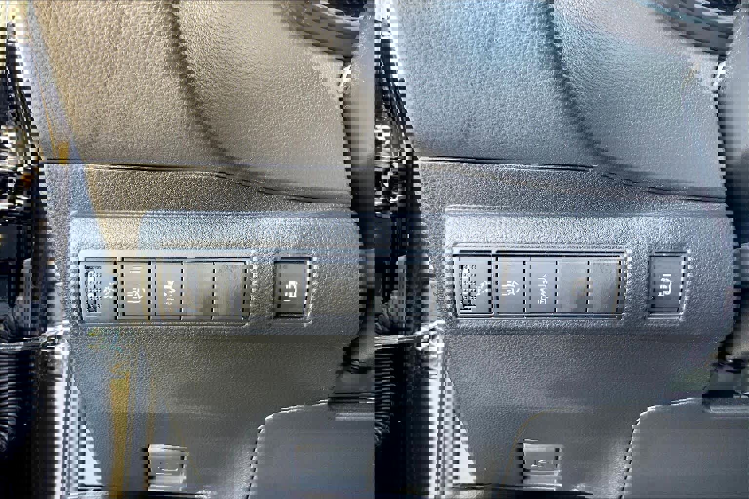 Certified 2025 Toyota Corolla SE w/ SE Premium Package FWD image 33