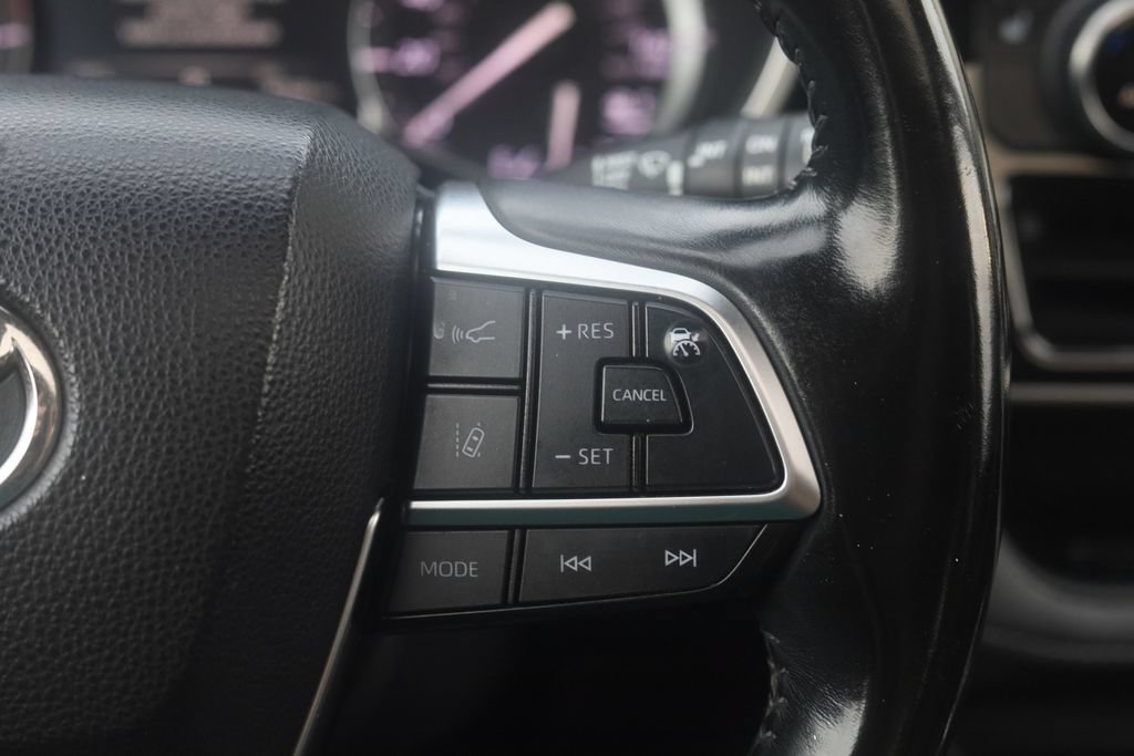 Used 2021 Toyota Highlander XLE AWD/4WD image 11