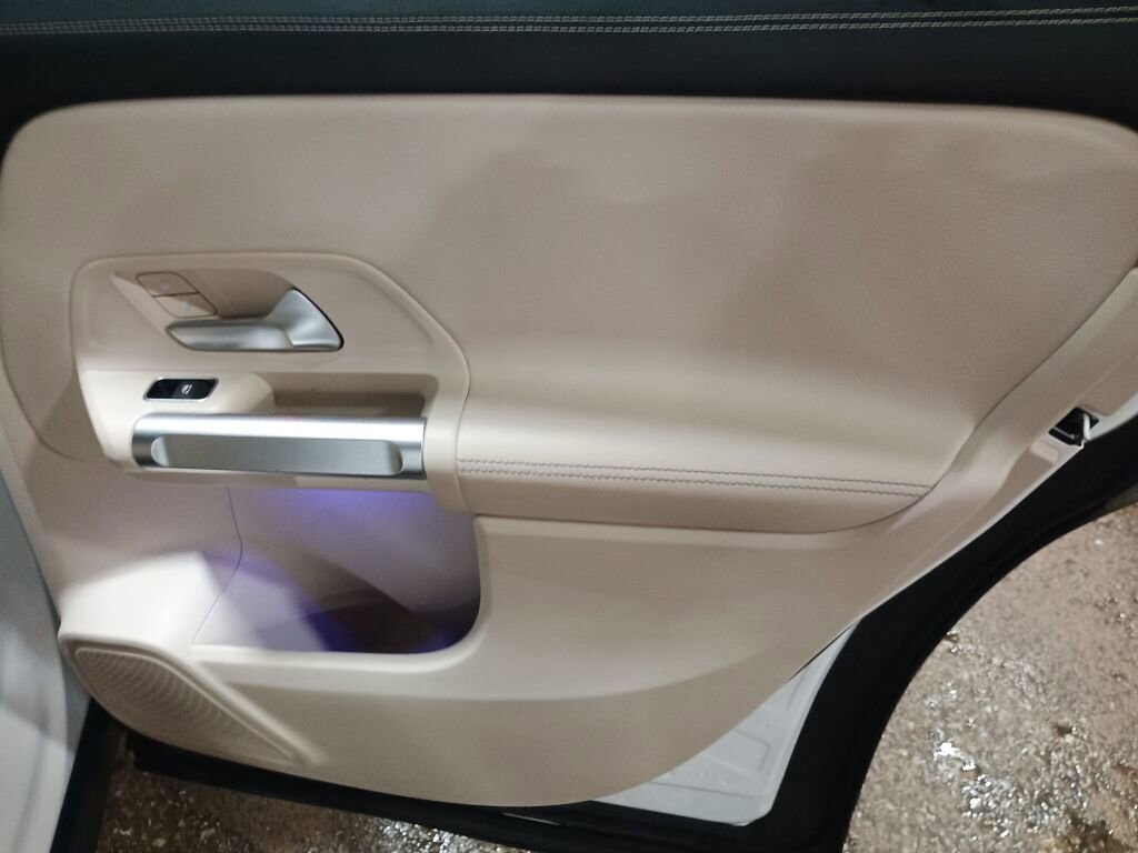 Used 2021 Mercedes-Benz GLB 250 4MATIC image 23