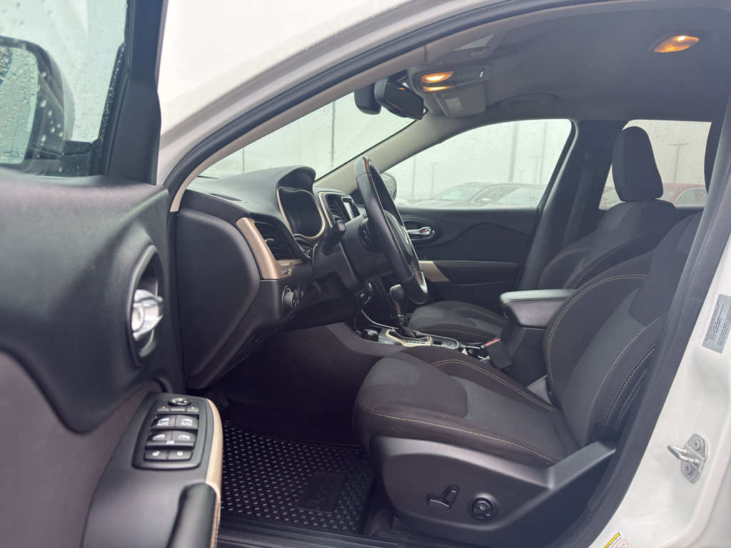 Used 2017 Jeep Cherokee Latitude w/ Comfort/Convenience Group image 11