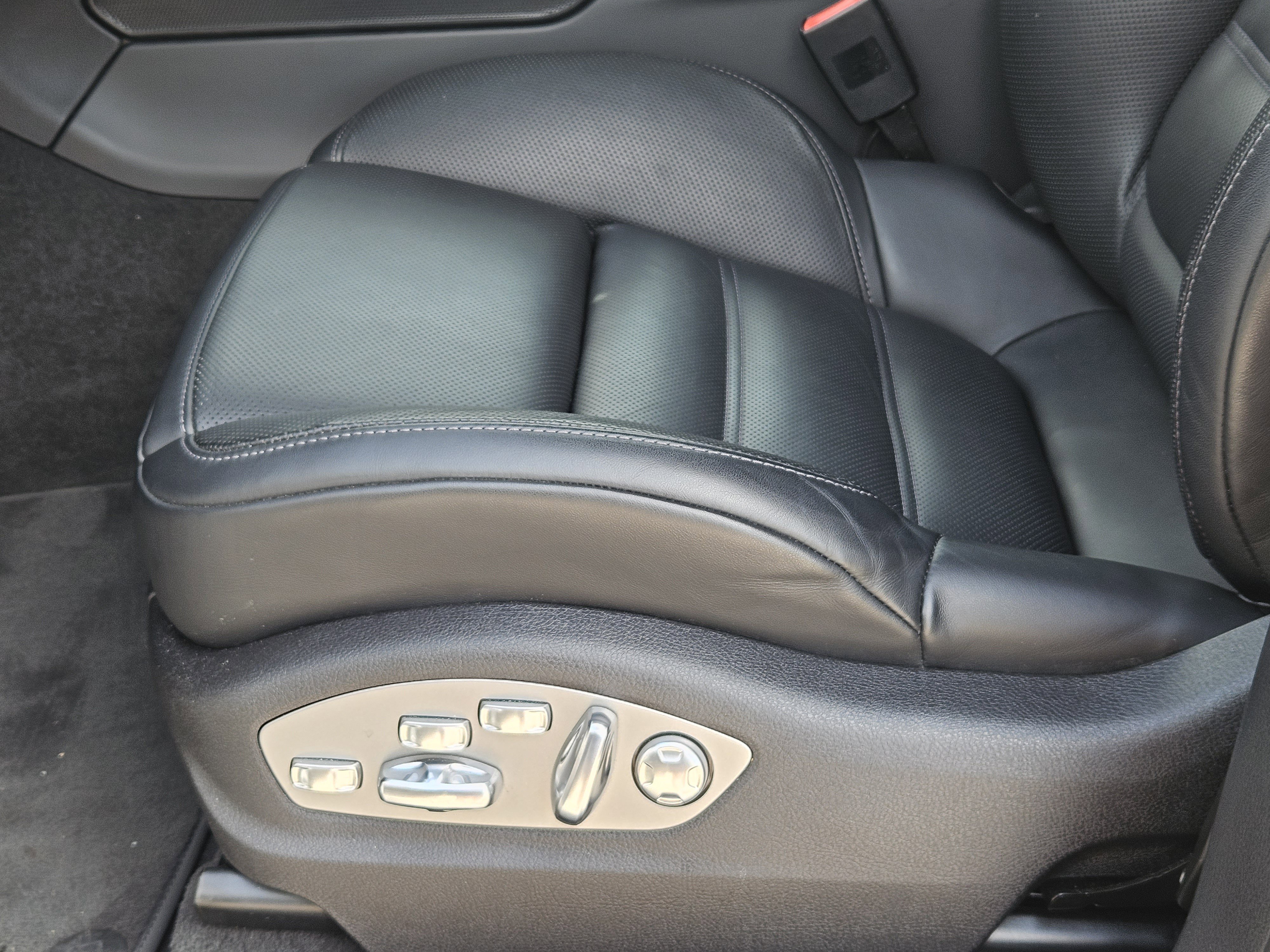 Certified 2025 Porsche Macan image 23