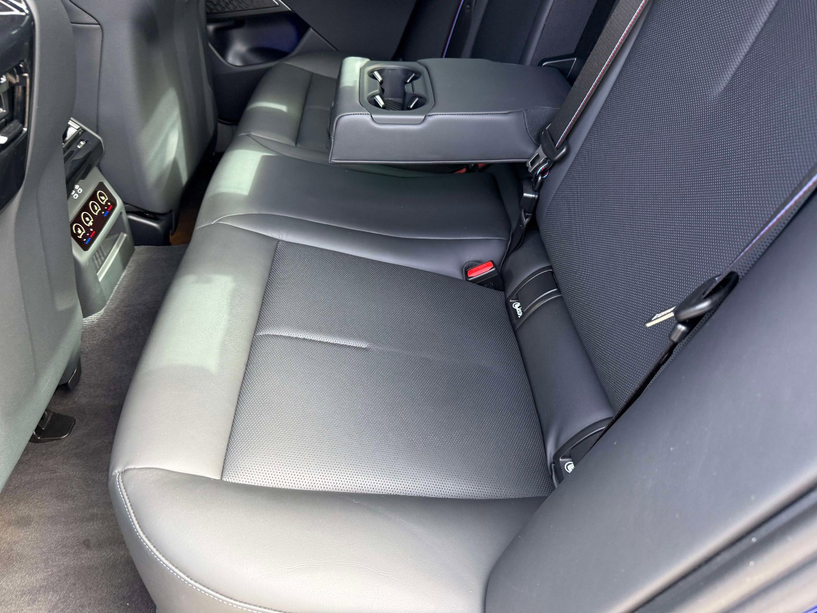 Used 2025 BMW M5 w/ Carbon Package image 25