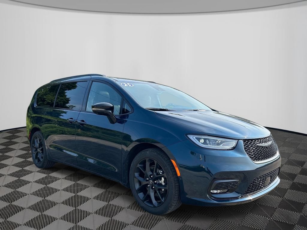 Used 2025 Chrysler Pacifica Limited FWD image 7
