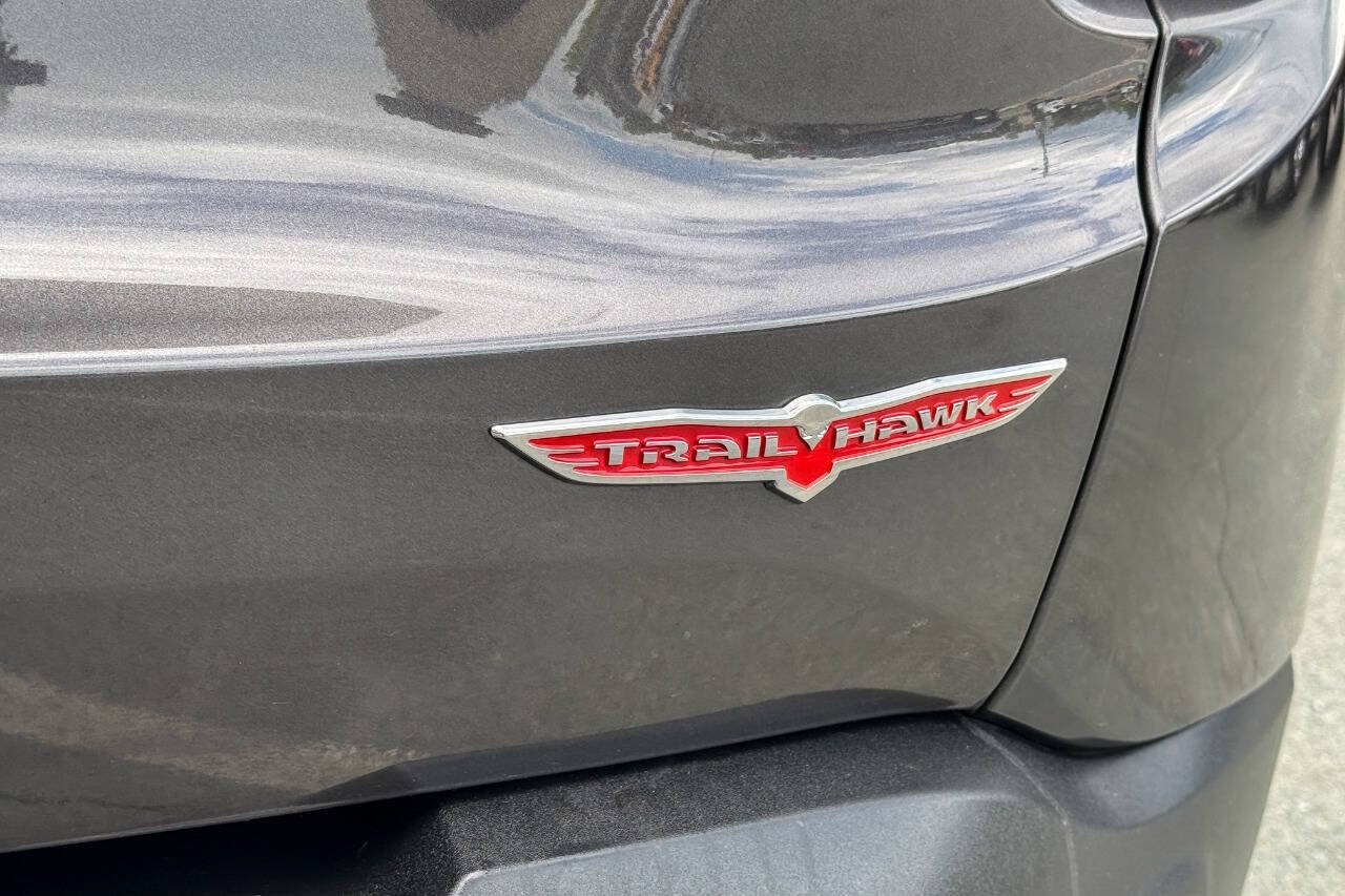 Used 2019 Jeep Renegade Trailhawk w/ UConnect 8.4 Nav Group AWD/4WD image 17