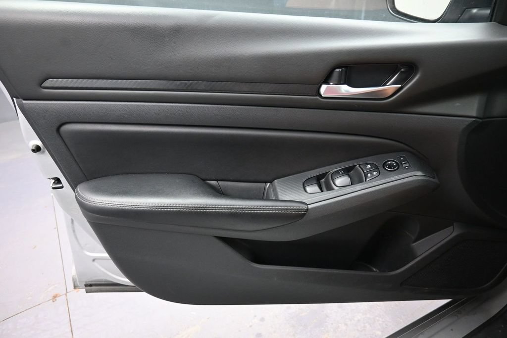 Used 2025 Nissan Altima 2.5 SV FWD image 16