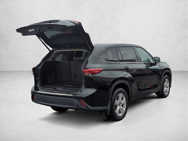 Used 2022 Toyota Highlander LE image 5