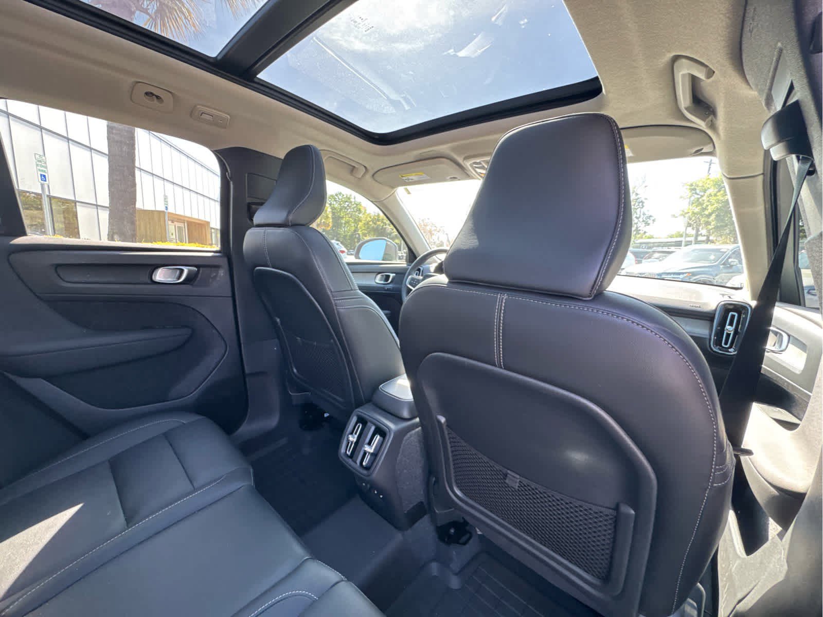 Used 2024 Volvo XC40 B5 Core w/ Climate Package image 31