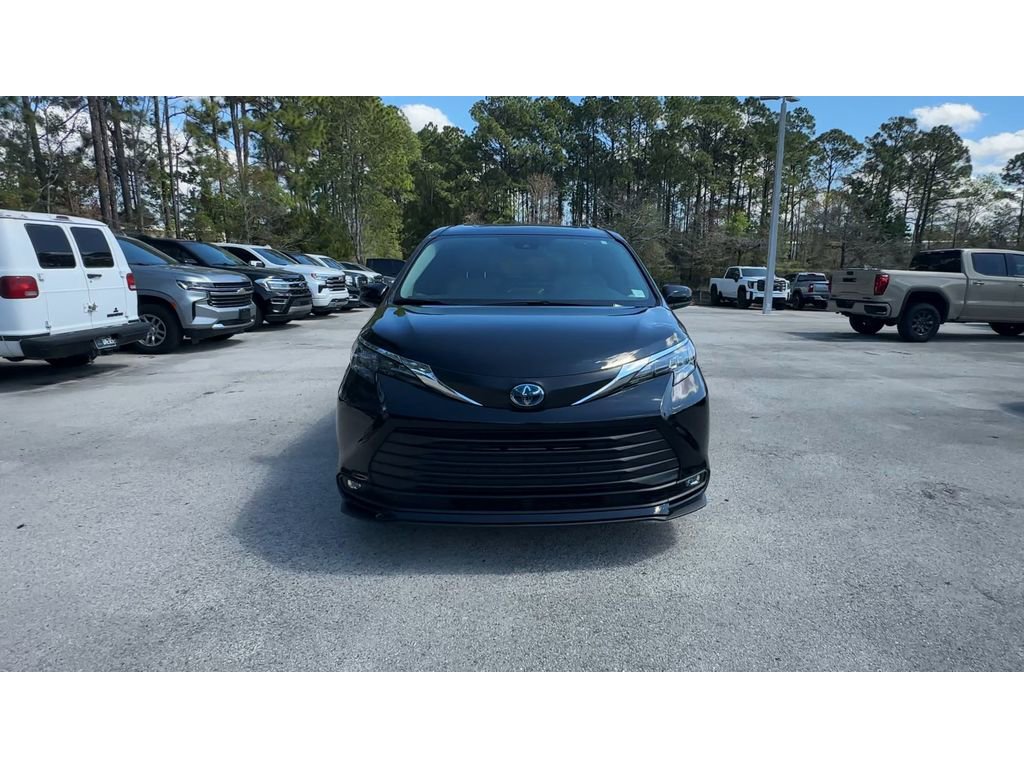 Used 2025 Toyota Sienna XLE FWD image 3