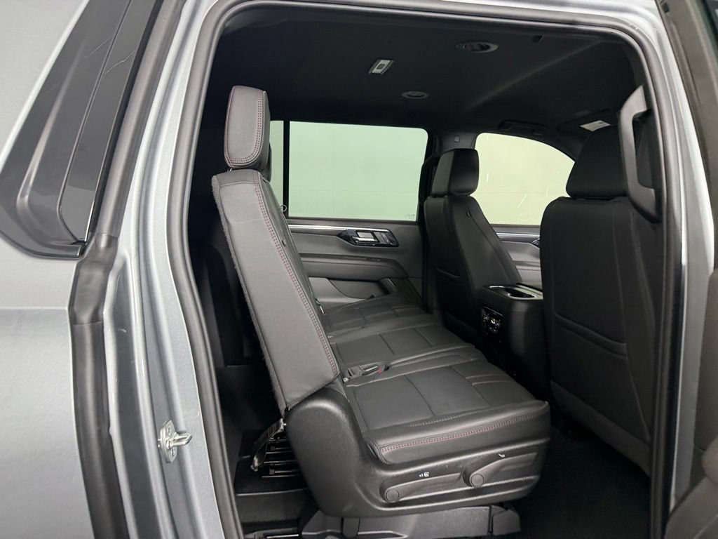 Used 2026 Chevrolet Suburban RST RWD image 25