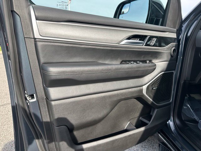 Used 2025 Jeep Wagoneer 4WD w/ Premium Group I image 13