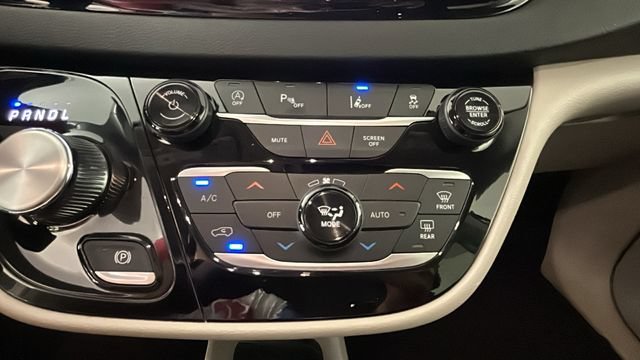 Used 2024 Chrysler Pacifica Touring-L FWD image 22