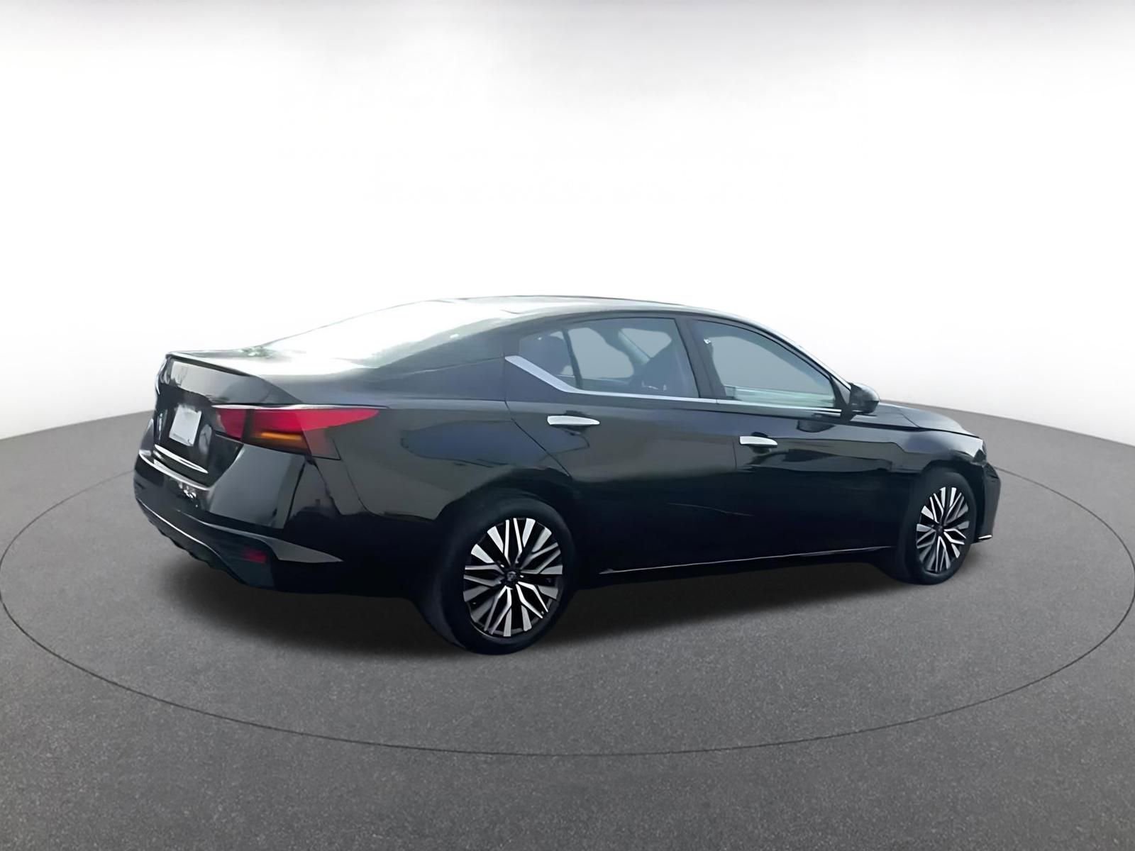 Used 2025 Nissan Altima 2.5 SV image 14