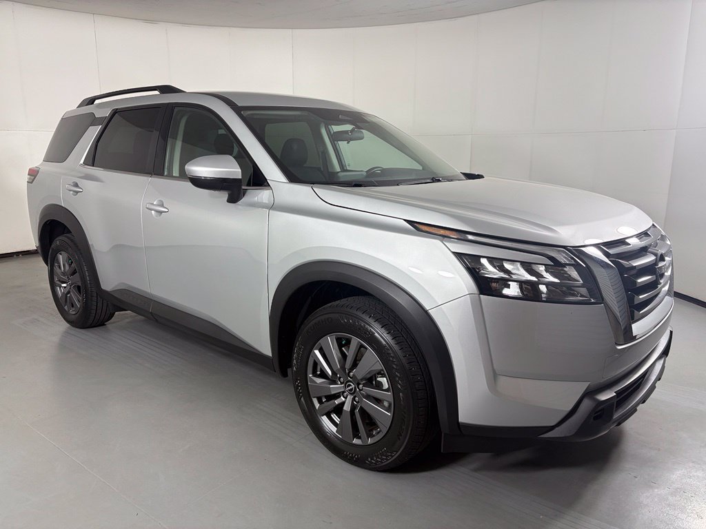 Used 2024 Nissan Pathfinder SV FWD image 2