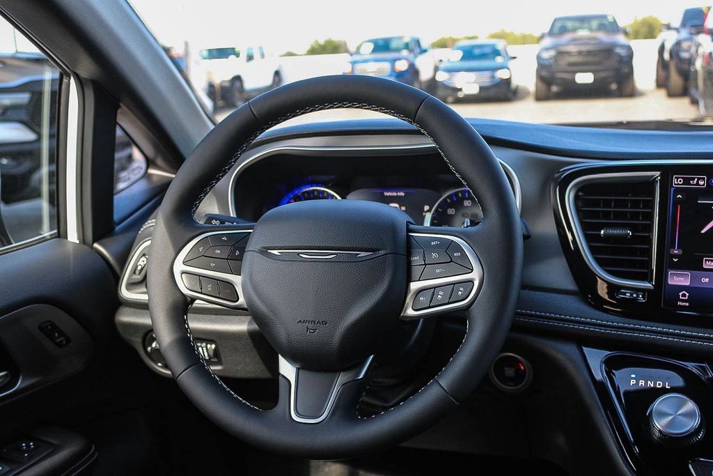 New 2027 Chrysler Pacifica Select FWD image 16