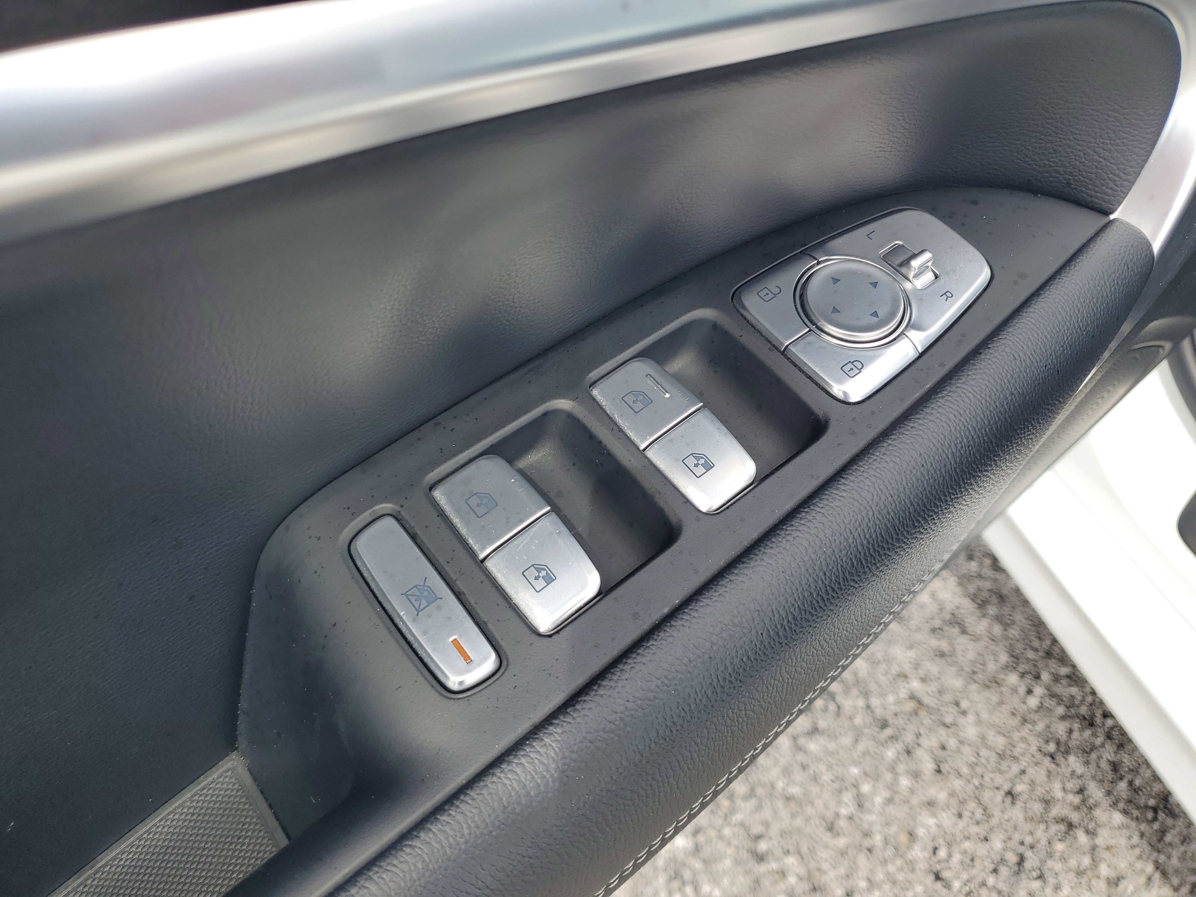 Used 2025 Genesis G70 2.5T image 10