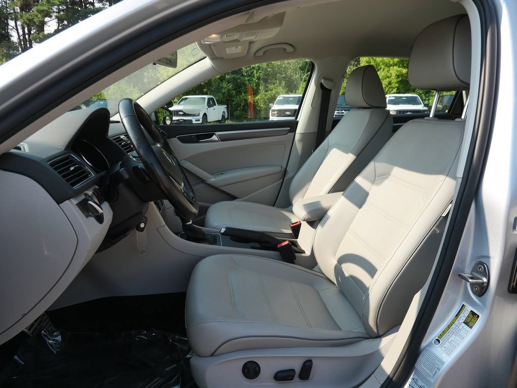 Used 2018 Volkswagen Passat 2.0T R-Line FWD image 15