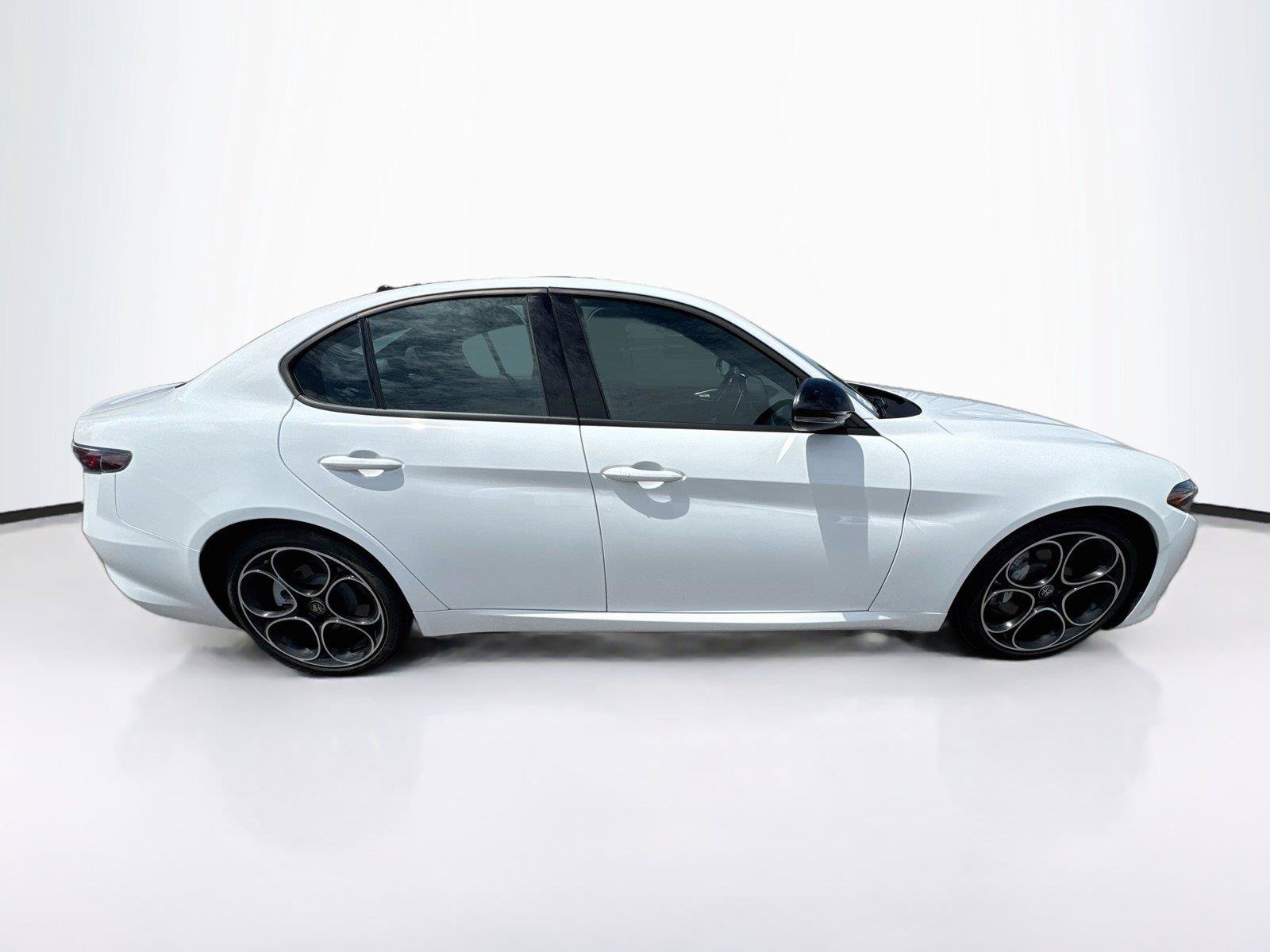 Used 2025 Alfa Romeo Giulia w/ Driving Assist Package RWD image 6