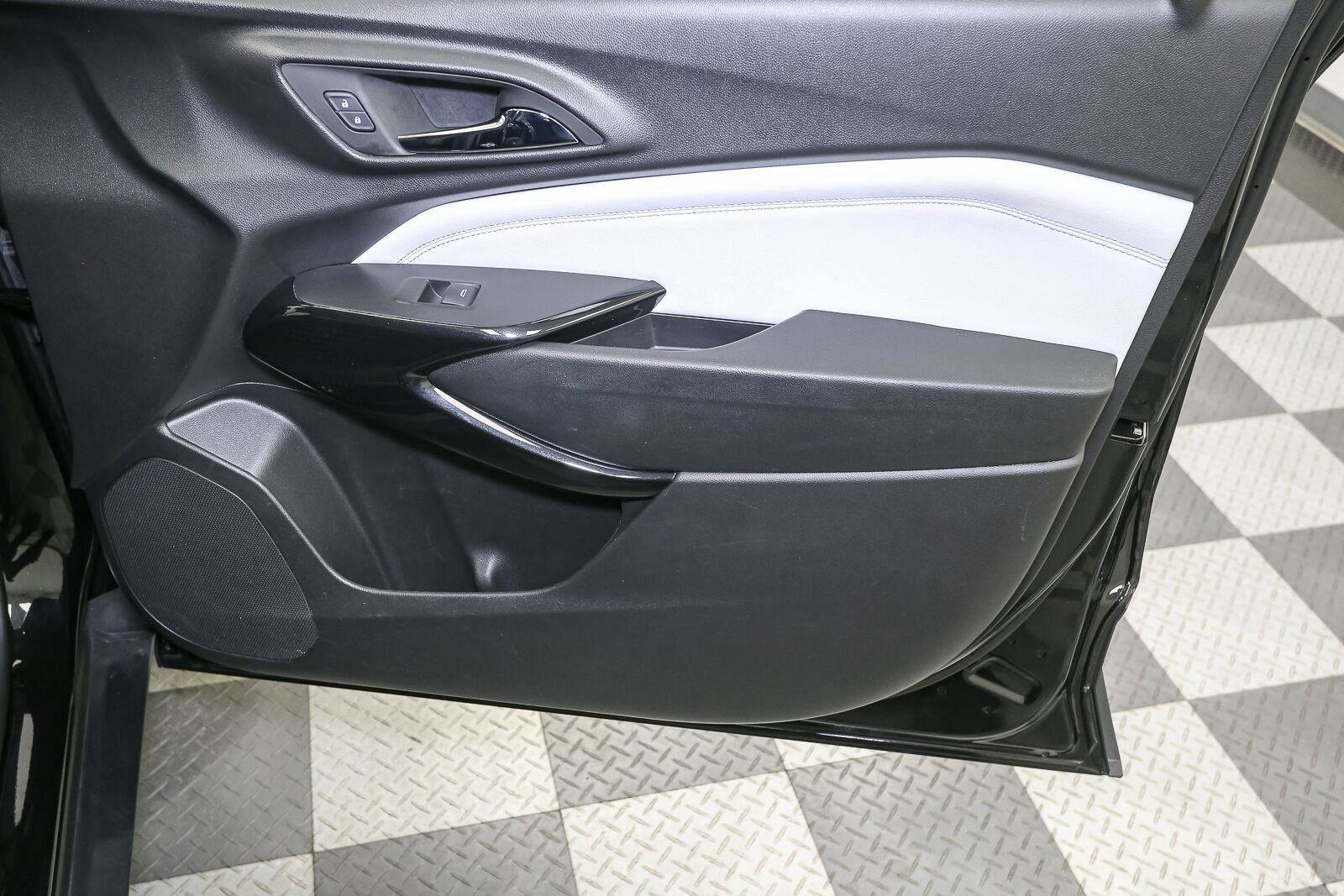 Used 2025 Chevrolet Trax LT FWD image 18