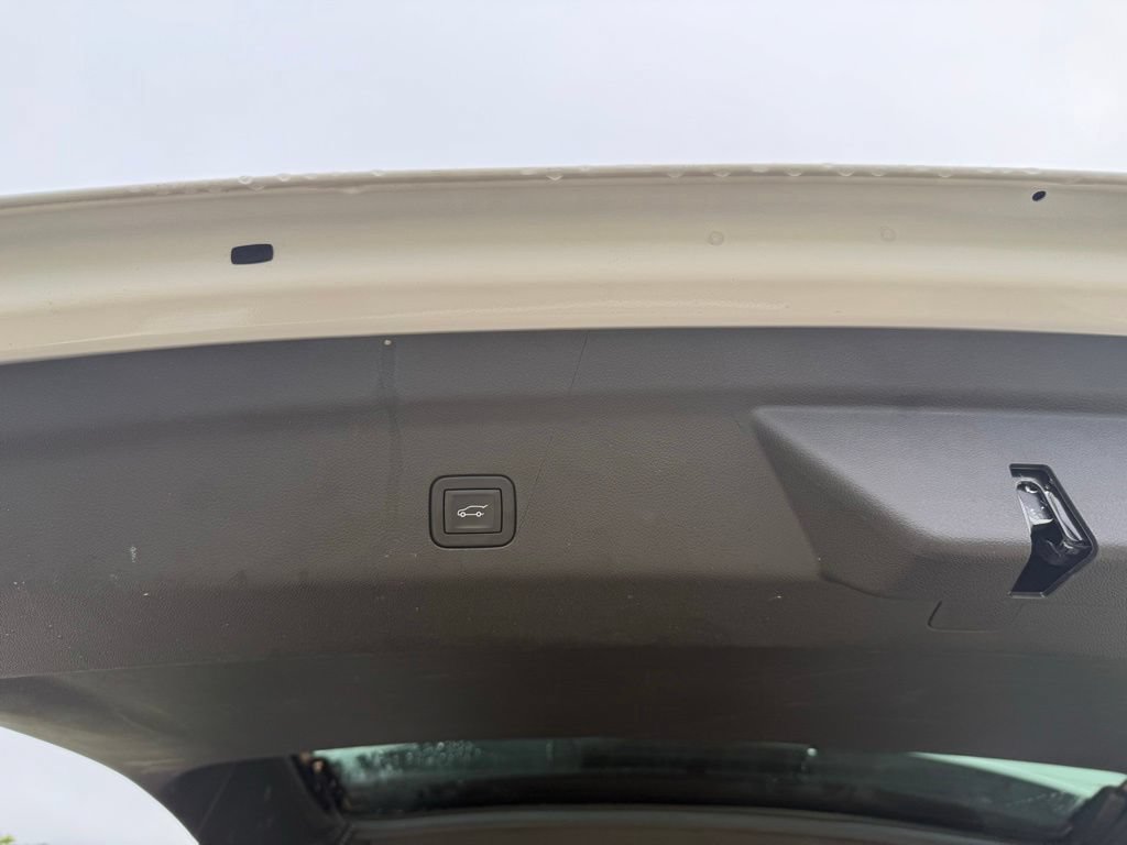 Used 2025 GMC Yukon XL Denali AWD/4WD image 7