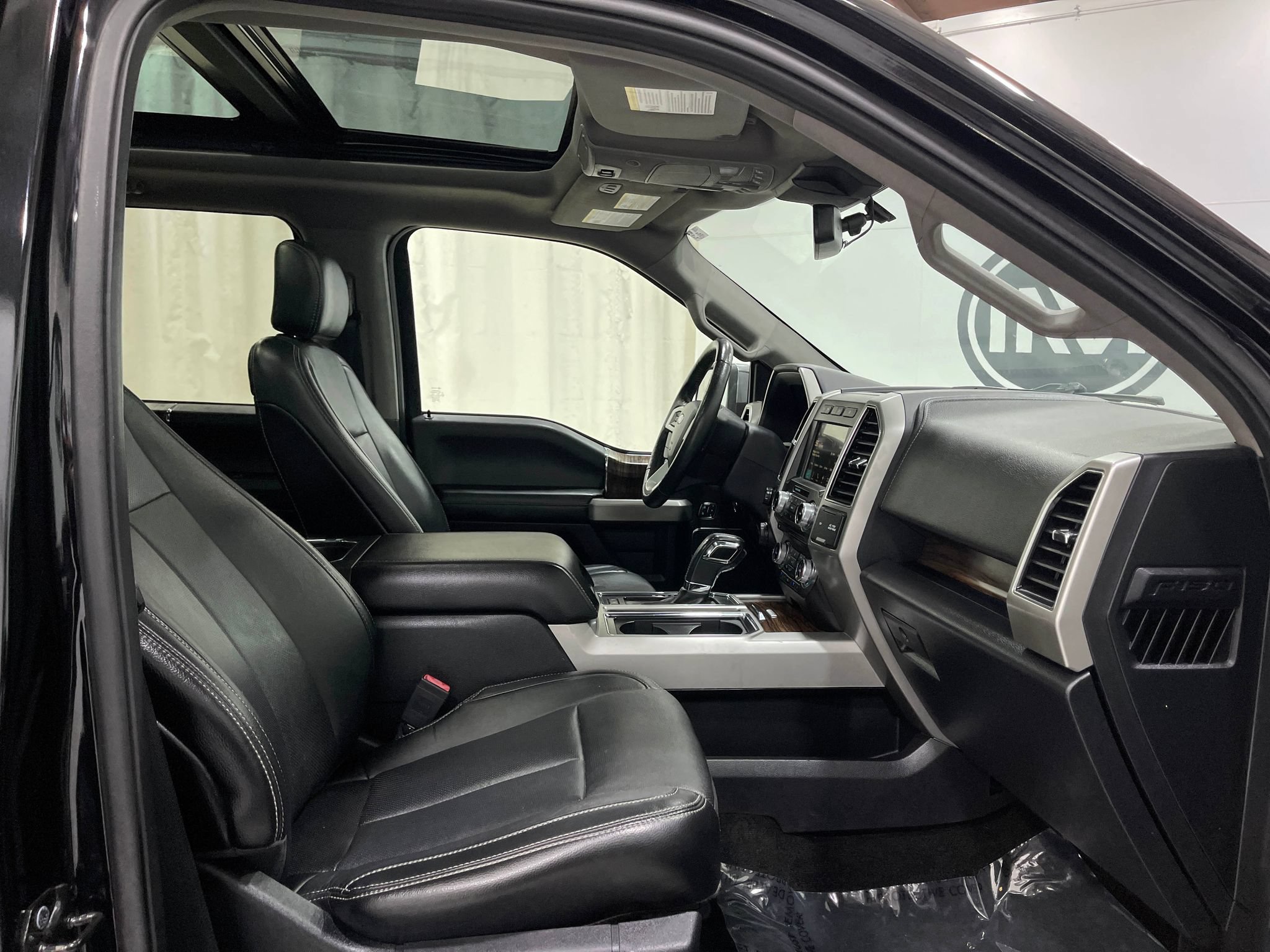 Used 2018 Ford F150 Lariat w/ Equipment Group 502A Luxury AWD/4WD image 32