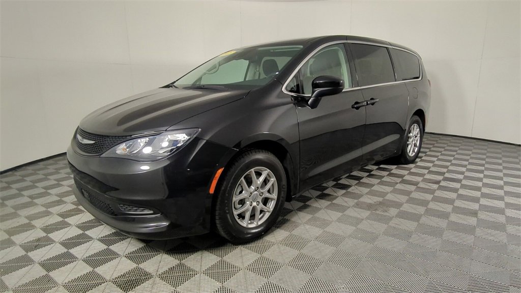 Used 2023 Chrysler Voyager LX image 8