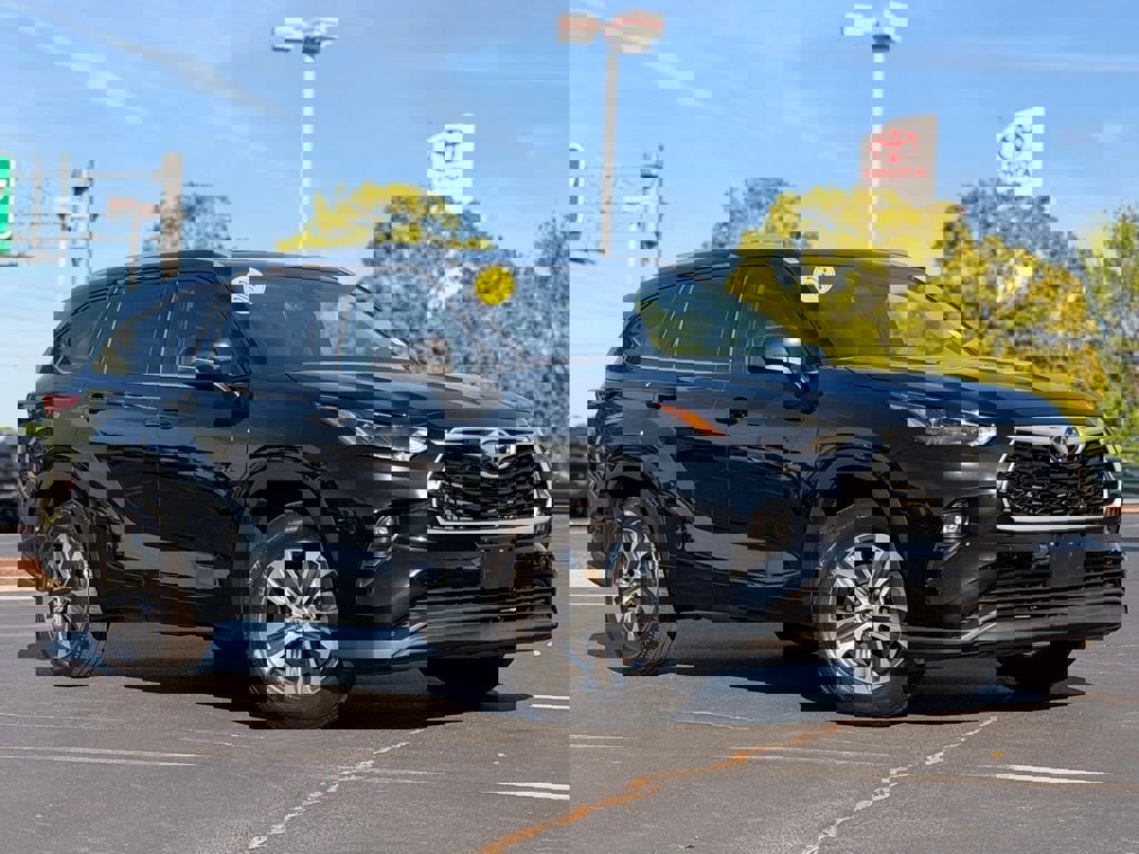Used 2022 Toyota Highlander XLE image 2