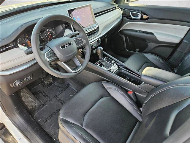 Used 2025 Jeep Compass Limited image 9
