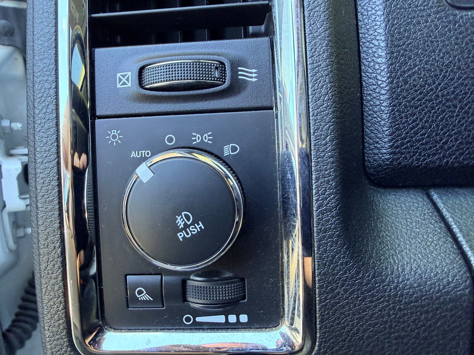 Used 2015 RAM 1500 Laramie w/ Convenience Group AWD/4WD image 25
