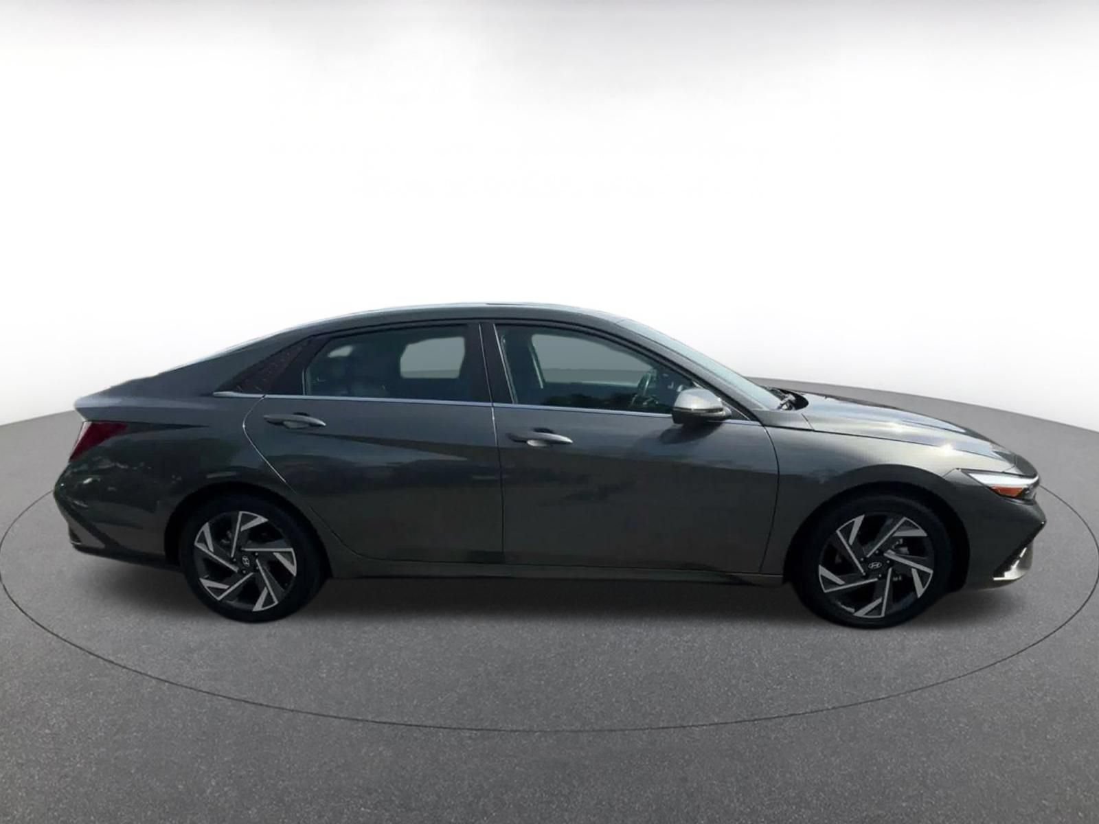 Used 2025 Hyundai Elantra Limited FWD image 16