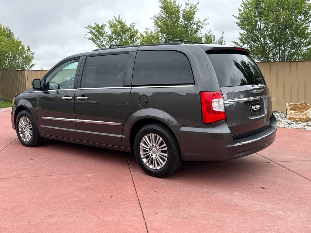 Used 2015 Chrysler Town & Country Touring-L w/ Driver Convenience Group FWD image 5