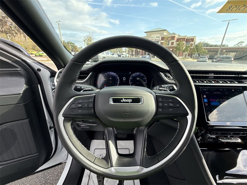 New 2025 Jeep Grand Cherokee Altitude image 13