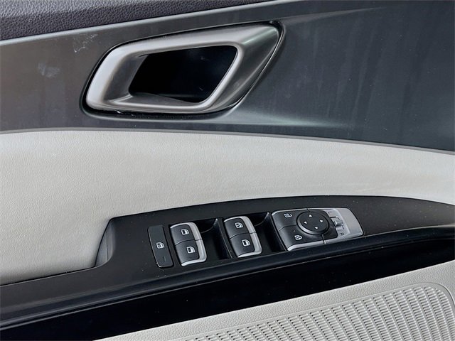 Used 2024 Kia Carnival LX image 9