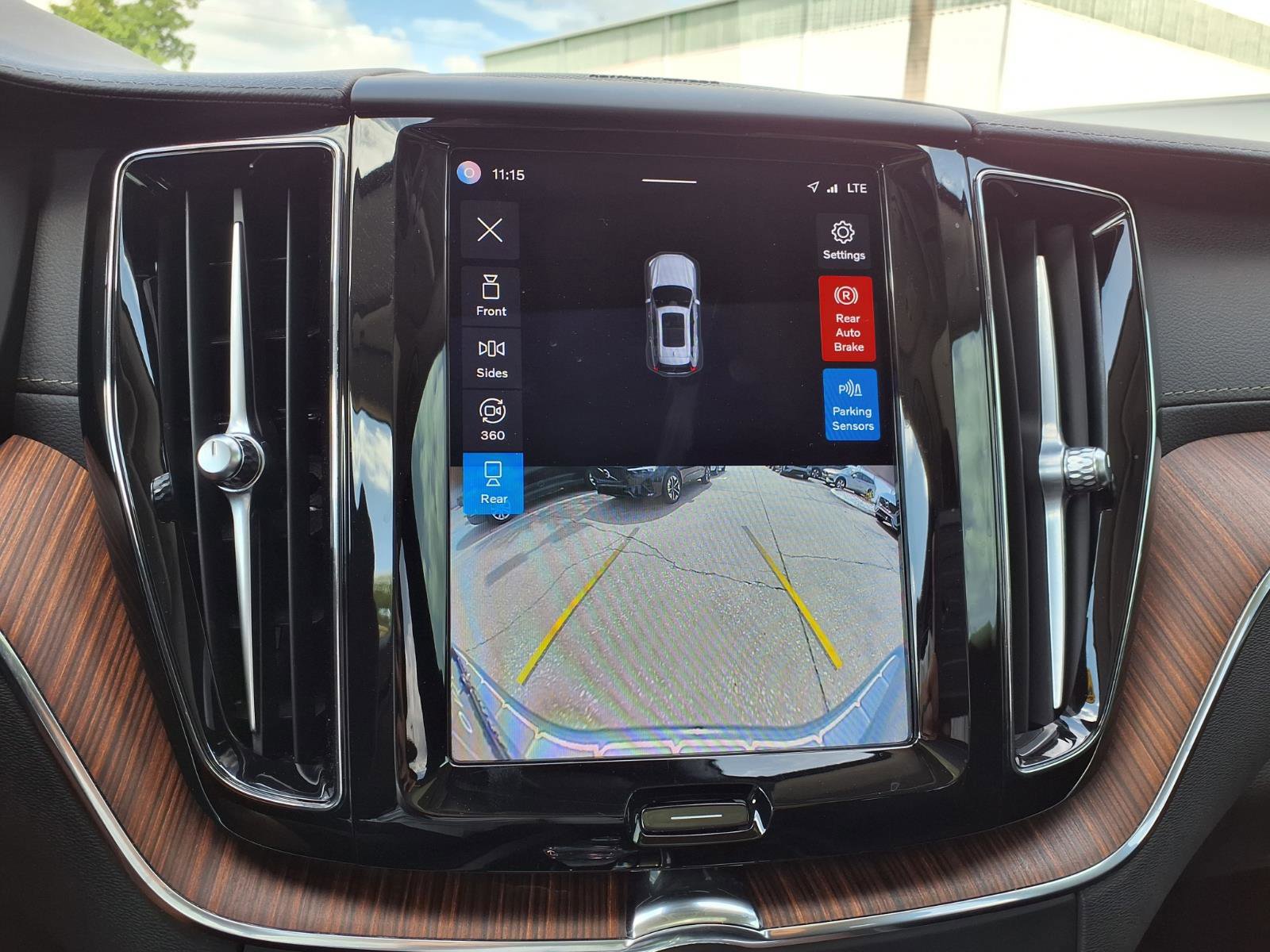 Certified 2023 Volvo XC60 B5 Ultimate w/ Climate Package image 27