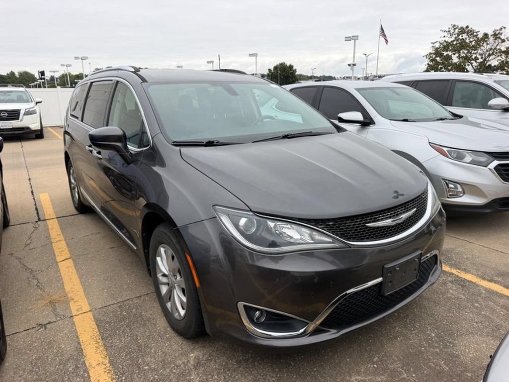 Used 2018 Chrysler Pacifica Touring-L FWD image 2