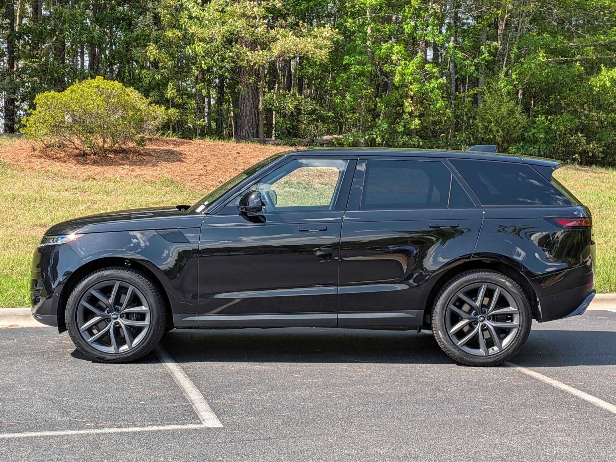 Used 2024 Land Rover Range Rover Sport SE AWD/4WD image 2