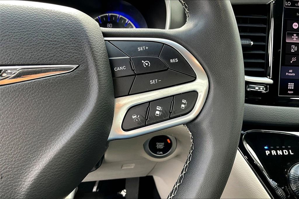 Used 2023 Chrysler Pacifica Touring-L FWD image 9