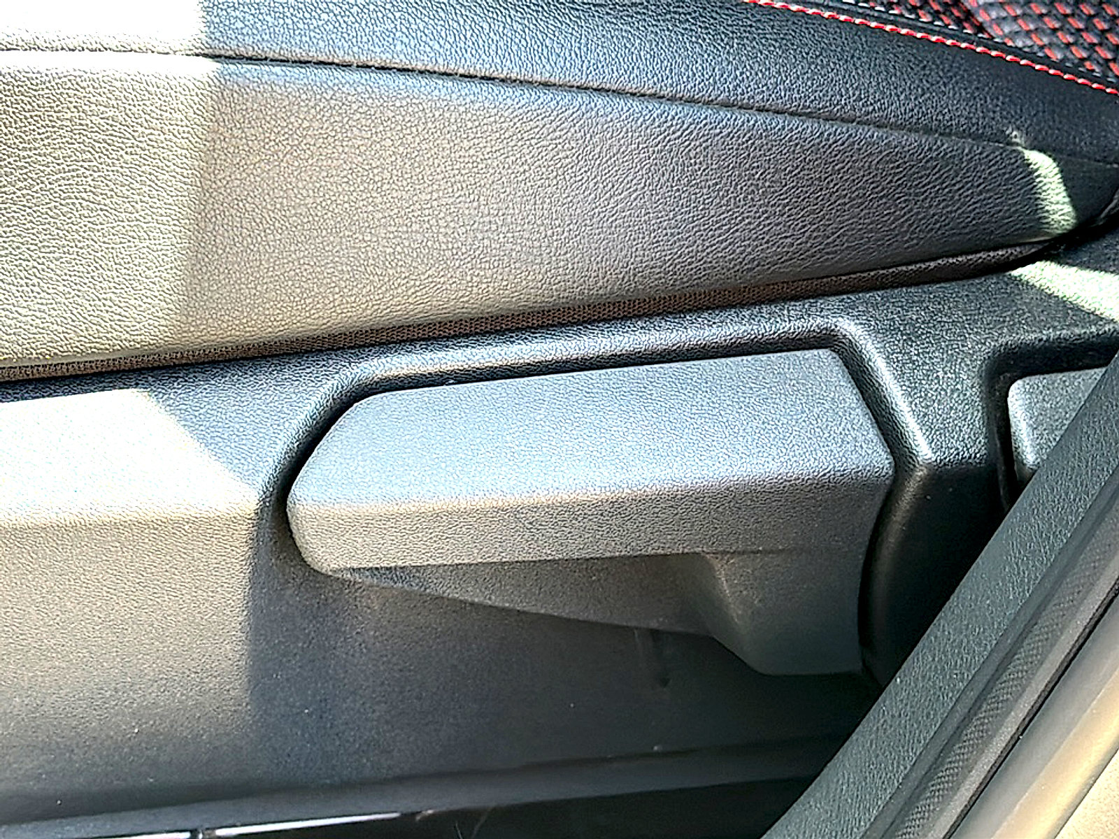 Certified 2025 Nissan Kicks SR FWD image 14