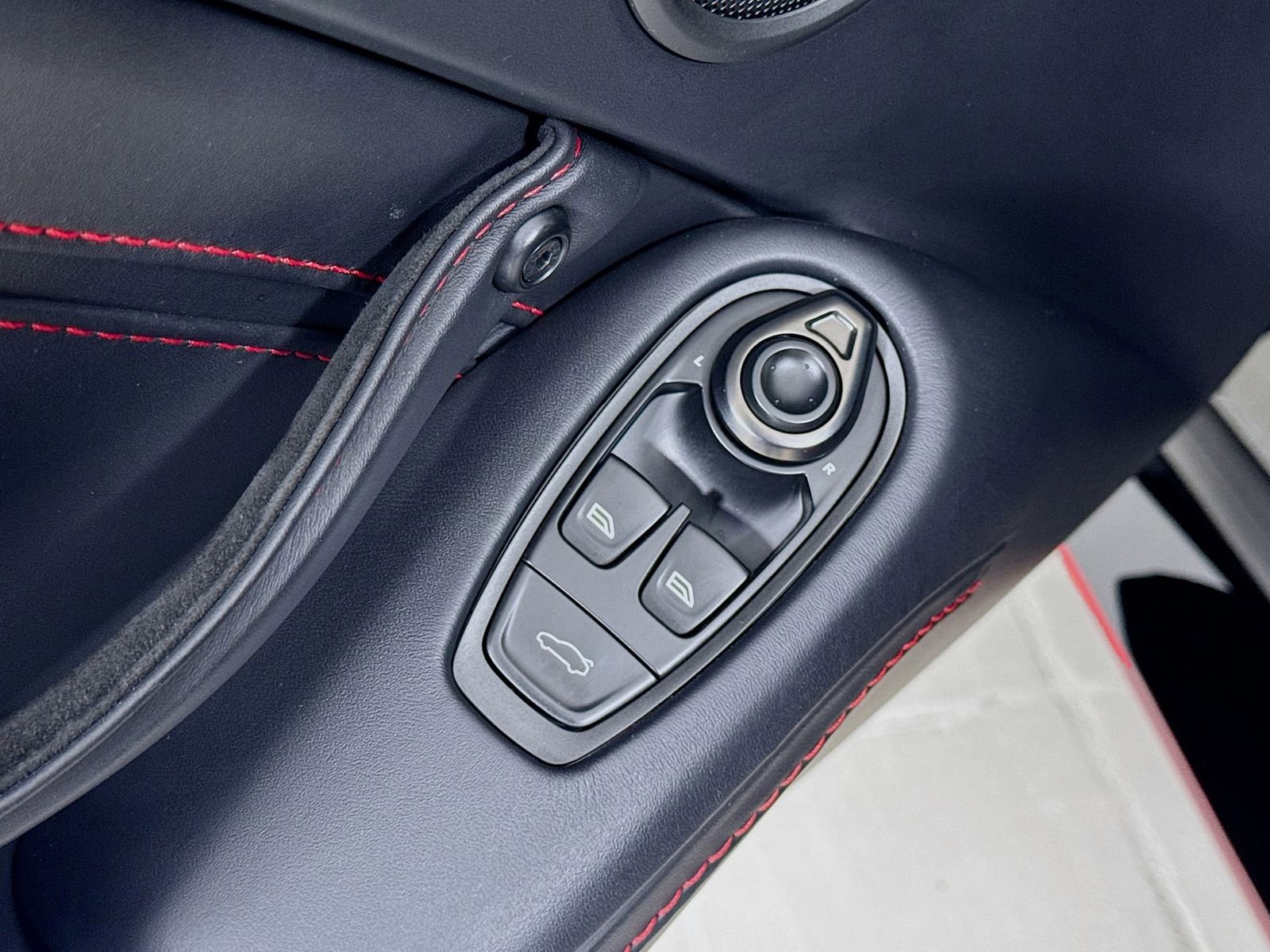 Used 2023 Aston Martin V8 Vantage Coupe image 16