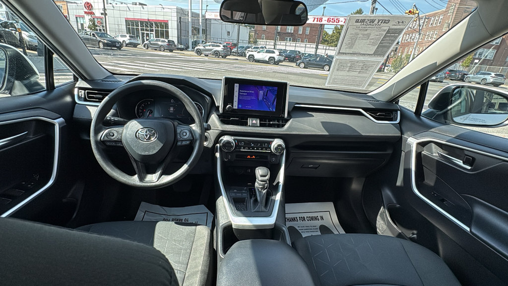 Used 2024 Toyota RAV4 XLE FWD image 29
