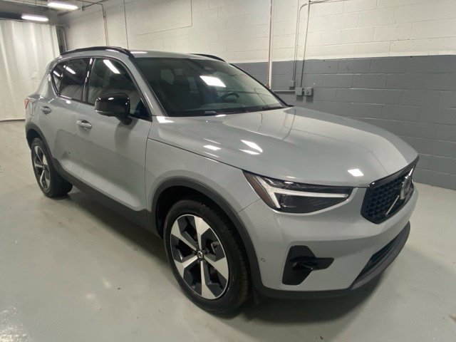 Used 2026 Volvo XC40 B5 Plus AWD/4WD image 4