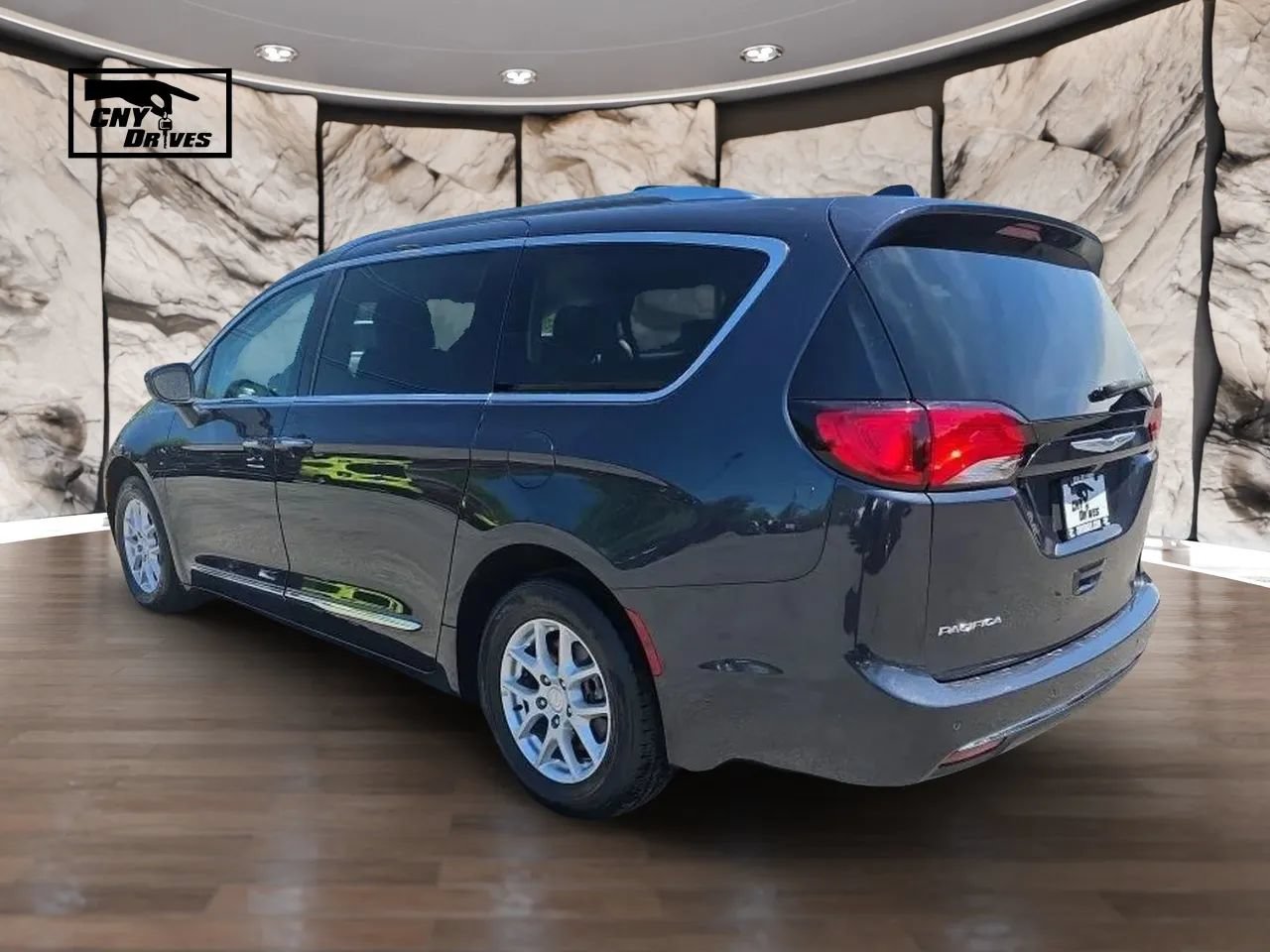 Used 2020 Chrysler Pacifica Touring-L FWD image 7