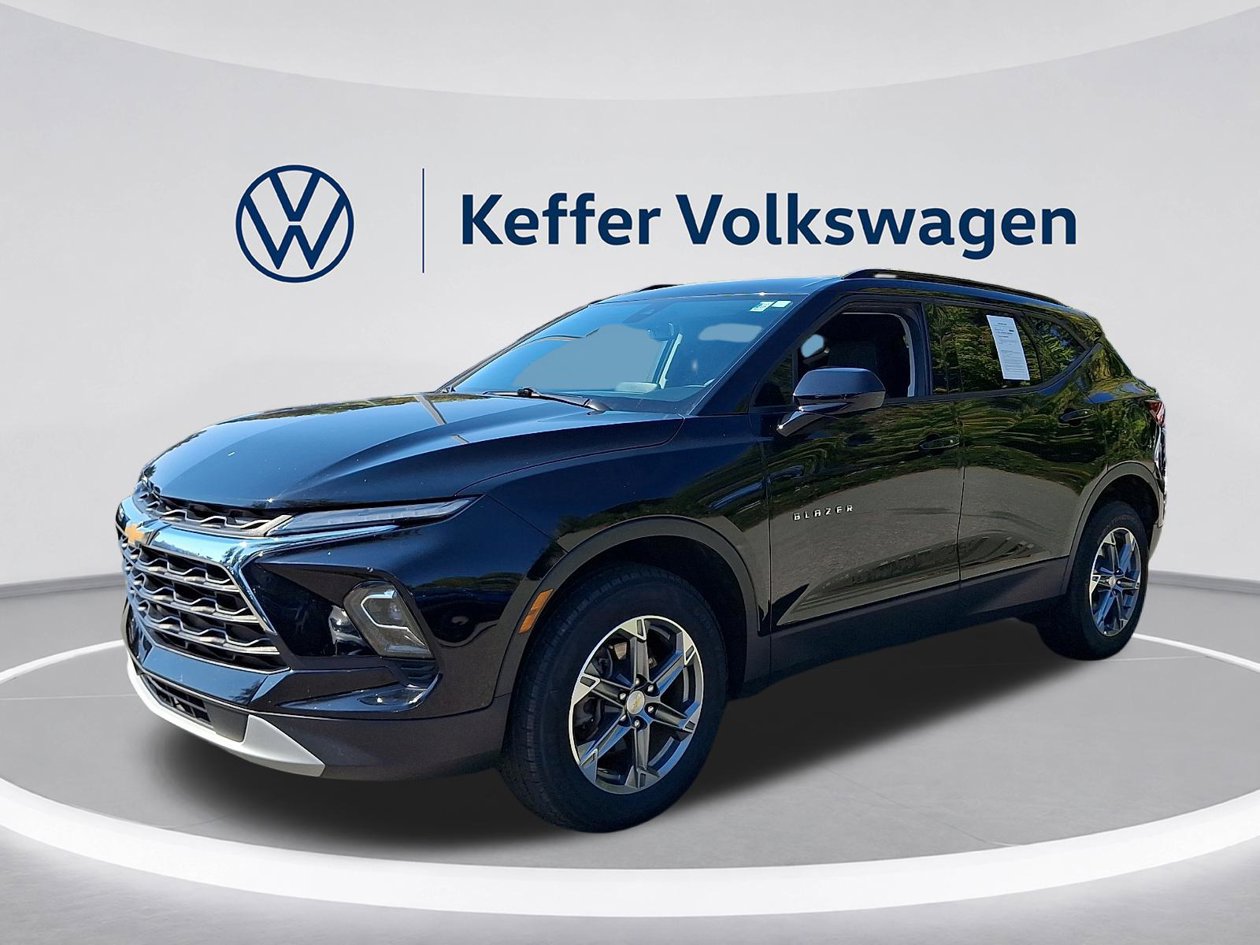 Used 2023 Chevrolet Blazer LT FWD image 3