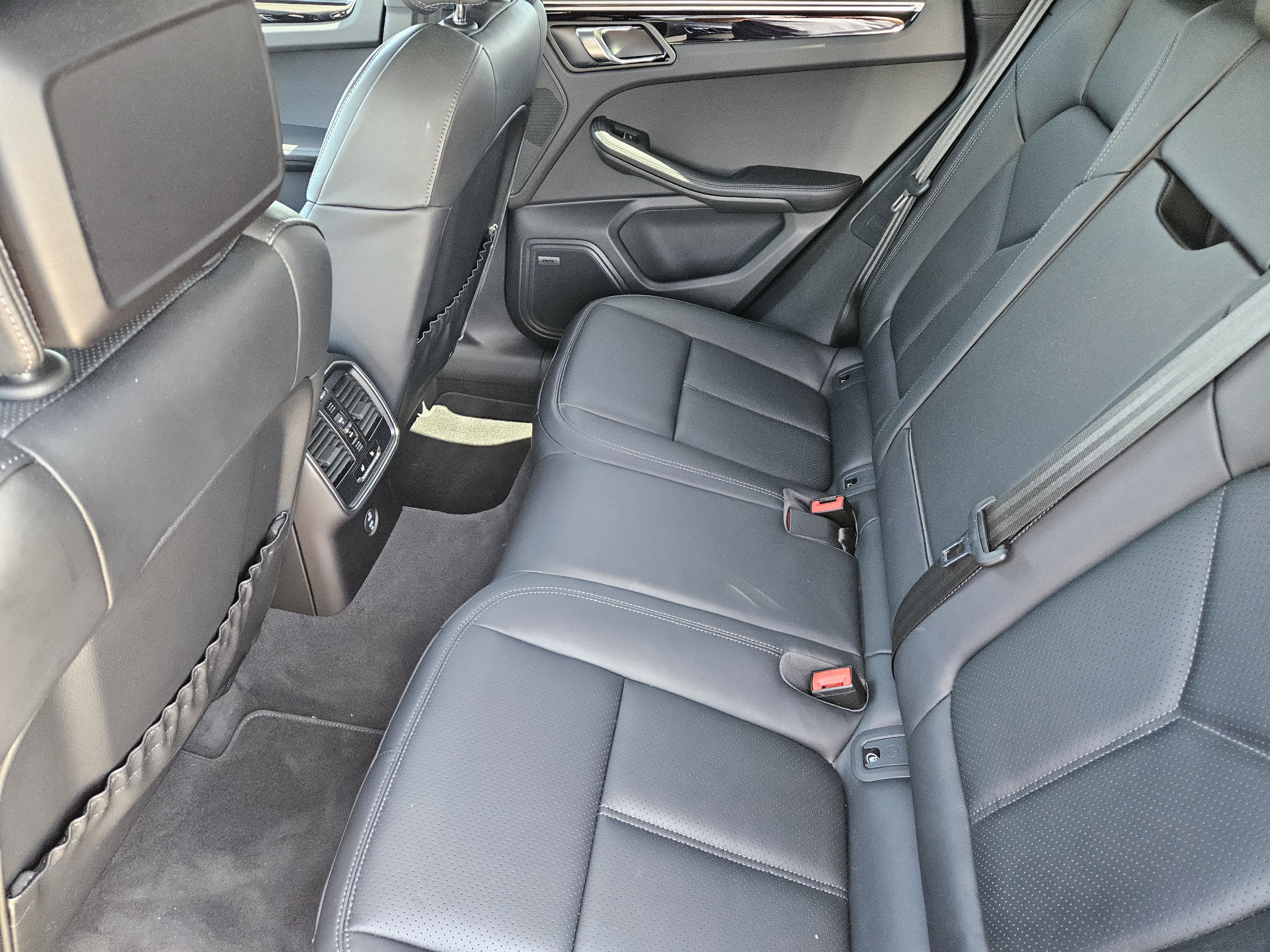Certified 2024 Porsche Macan S AWD/4WD image 28
