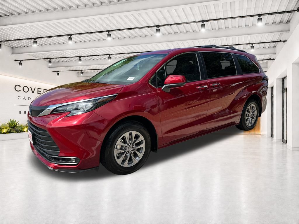 Used 2025 Toyota Sienna XLE FWD image 4