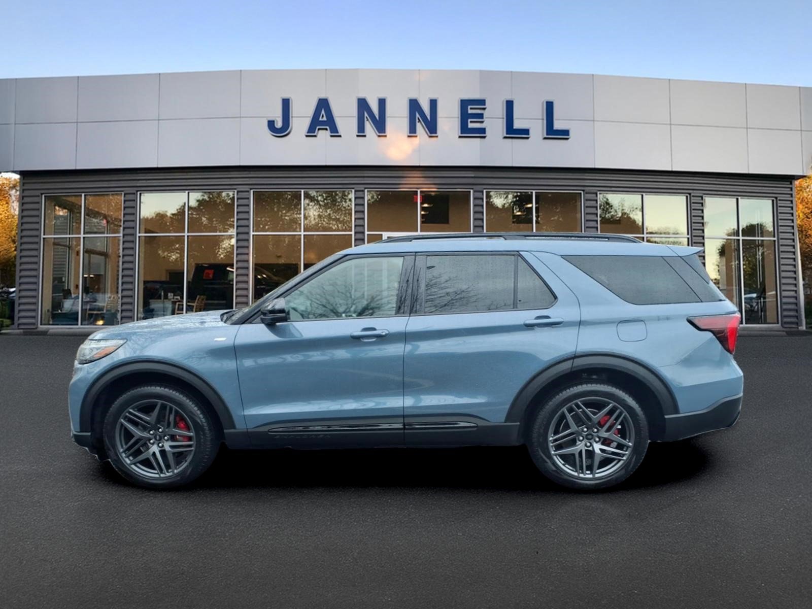 Used 2025 Ford Explorer ST-Line w/ ST-Line Street Pack AWD/4WD image 8