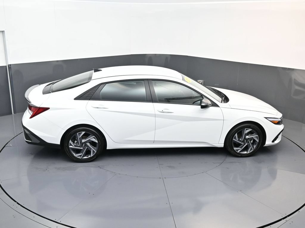 Certified 2025 Hyundai Elantra SEL FWD image 15
